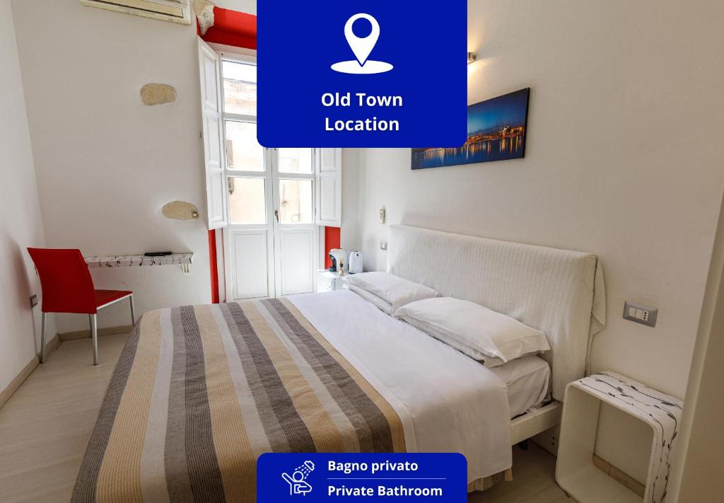 カリアリにあるOnlyrooms II - Real Old Townのベッドと赤い椅子のある寝室