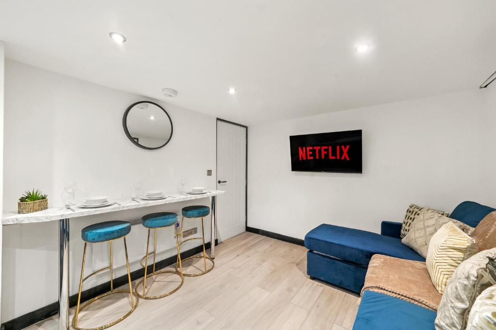 TV a/nebo společenská místnost v ubytování Boutique and Comfortable Apartment with Parking