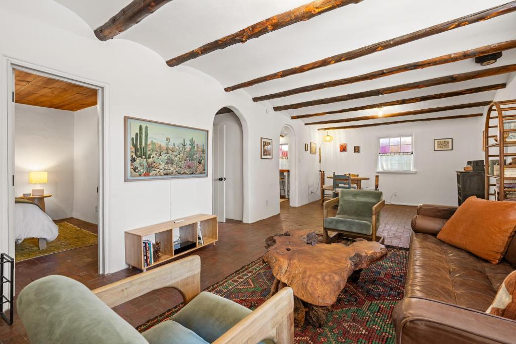 ein Wohnzimmer mit Sofa und Tisch in der Unterkunft Central Location - Adorable Adobe - King and Queen in Santa Fe