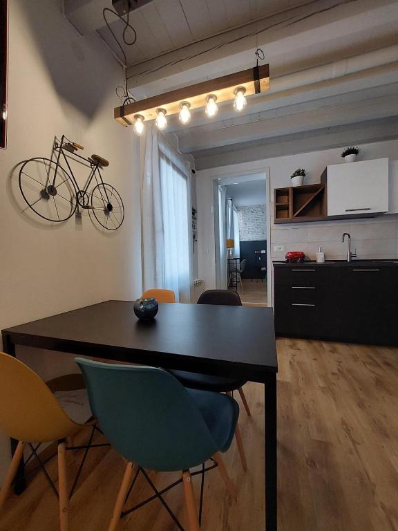 a dining room with a table and a bike on the wall at Sepa in Chioggia