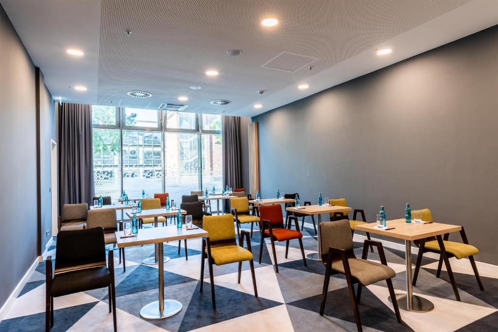 Premier Inn Köln City Süd - Resim 18