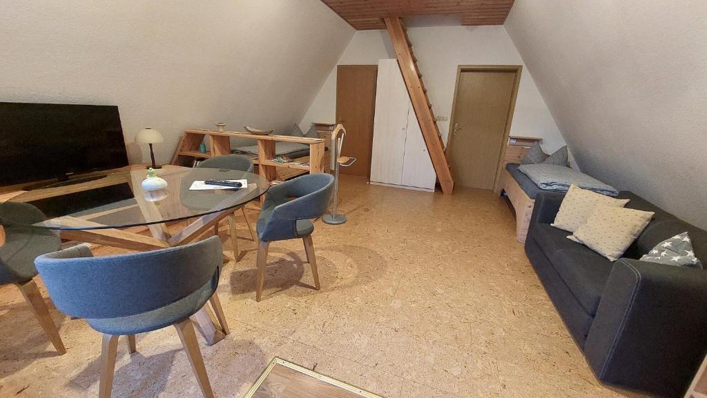 a living room with a table and a couch at Ferienwohnung zum Holzwurm in Friedersdorf
