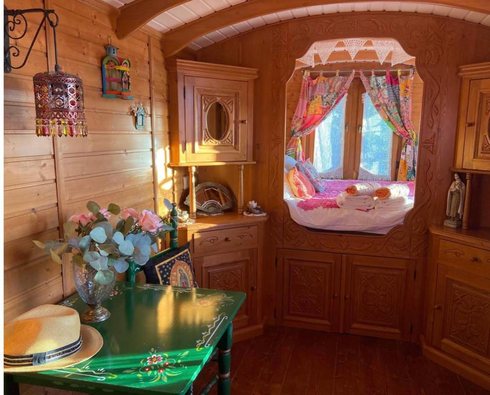 une pièce avec une chambre à coucher avec un berceau dans une maison dans l'établissement Cortijo Bablou, à Arcos de la Frontera