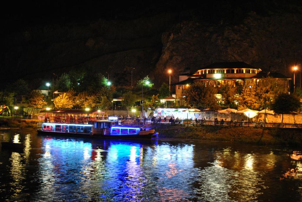 Výhled na řeku, která protéká v blízkosti hotelu