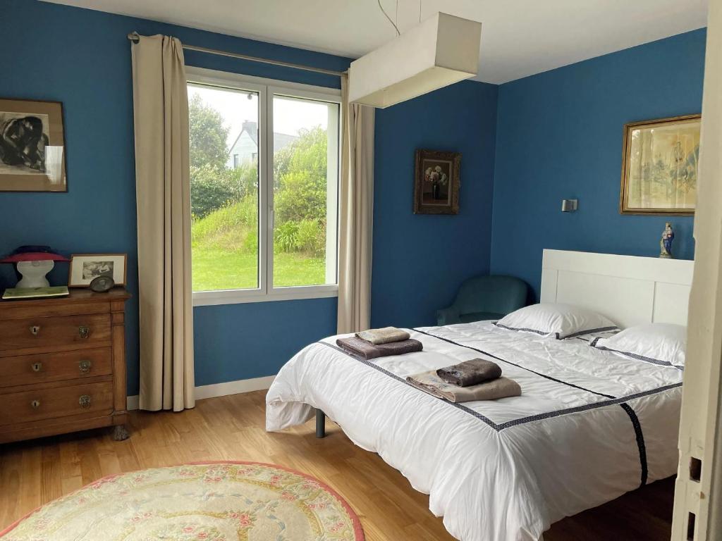 Postel nebo postele na pokoji v ubytování Villa spacieuse avec piscine à Plounéour-Brignogan