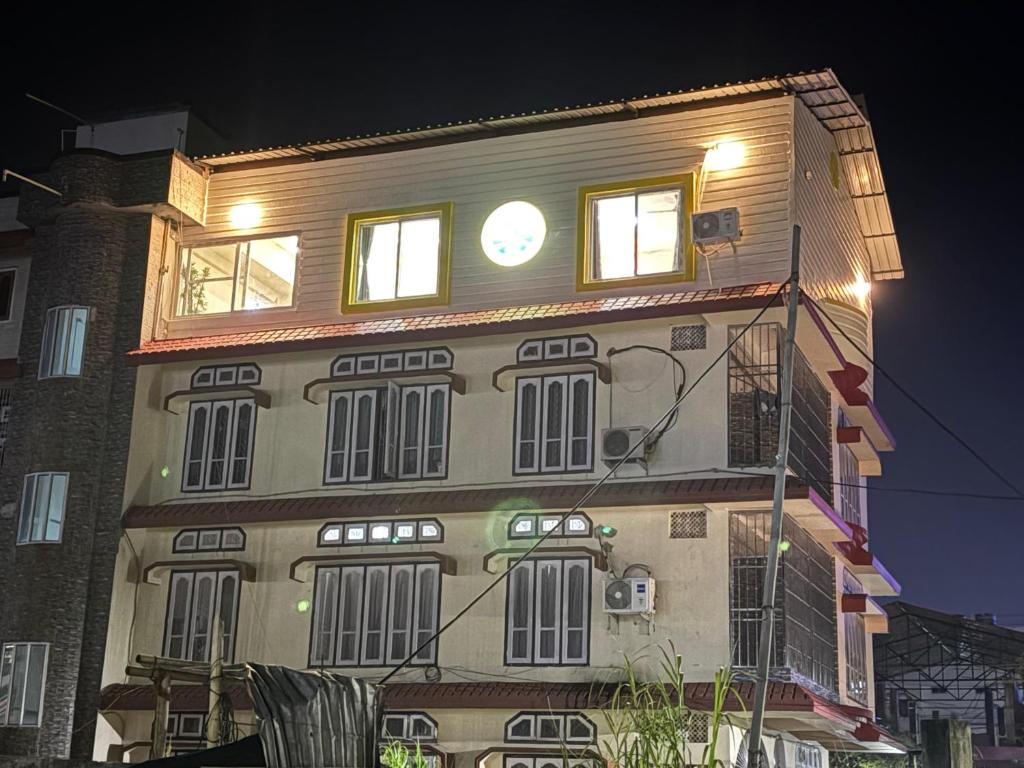 El edificio en el que está la habitación en casa particular