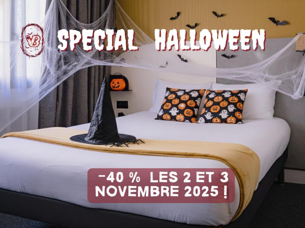 une chambre avec un lit sur lequel est inscrit « Halloween spécial » dans l'établissement Hôtel Villa Berlioz, à Lyon
