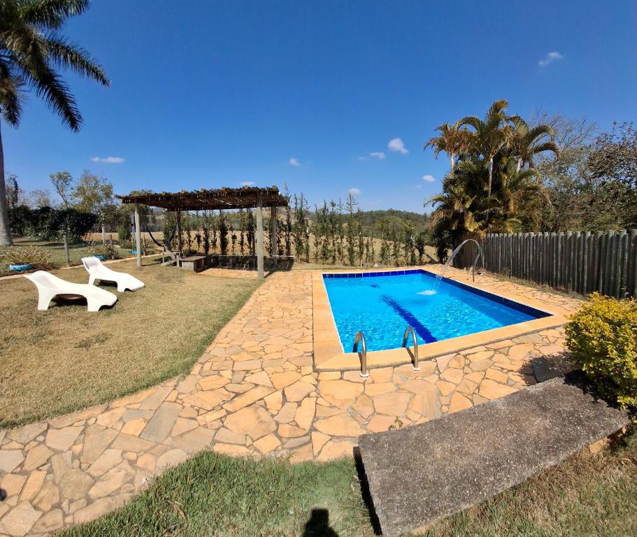 a swimming pool in the middle of a yard at Sítio Cachoeira de Minas in Cachoeira de Minas