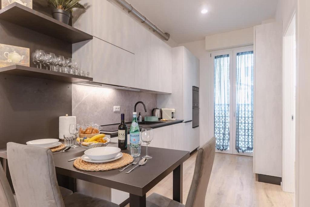 Η κουζίνα ή μικρή κουζίνα στο Bright & Modern 4 bedrooms Apartment in Center