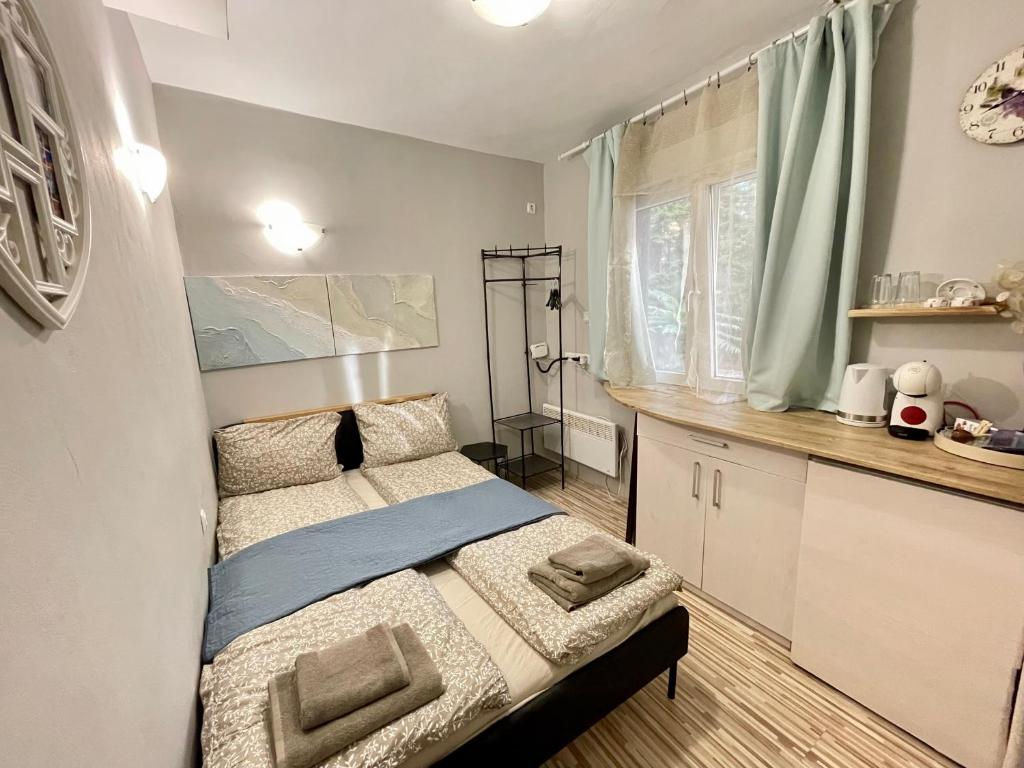 Ένα ή περισσότερα κρεβάτια σε δωμάτιο στο -The Conch- Room with Private Entrance and Bathroom