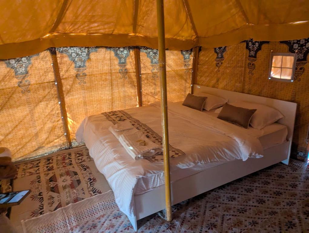 Postel nebo postele na pokoji v ubytování Desert Lumen Camp