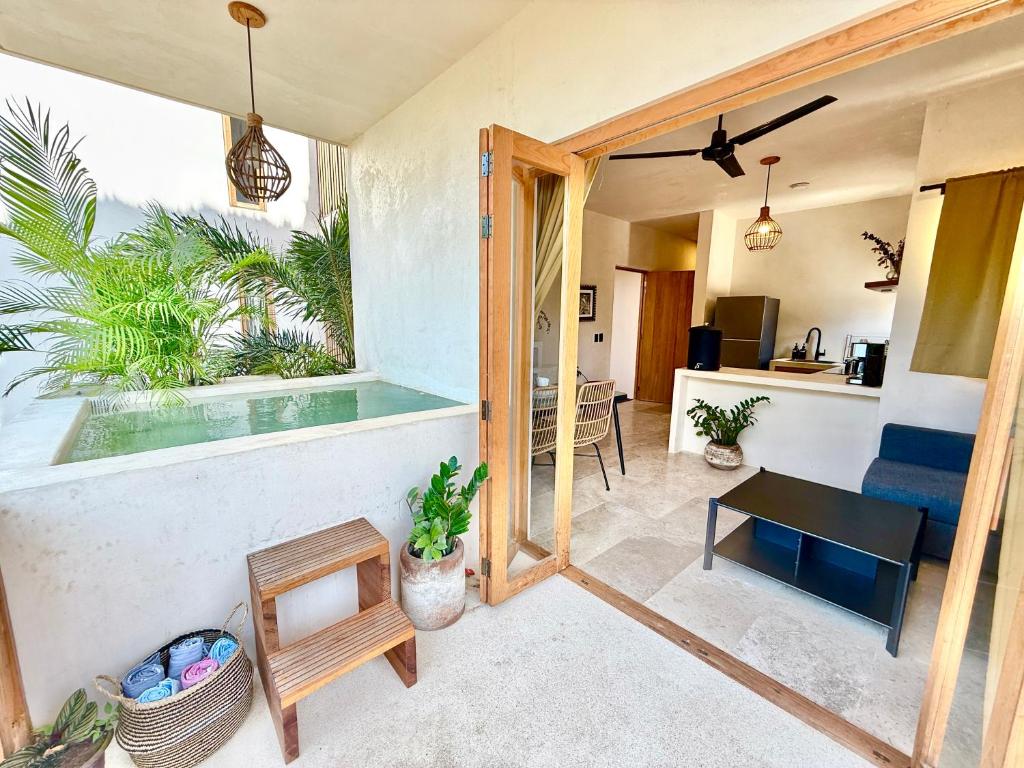 Brisas de ZicatelaにあるCasa Limon 2 bedrooms pool AC La Puntaのリビングルームを望む客室です。