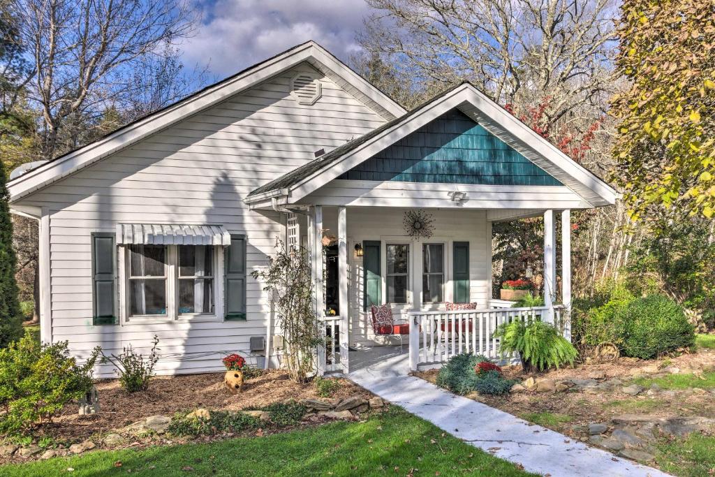ein kleines weißes Haus mit einer Veranda in der Unterkunft Mtn Cottage with Fire Pit in Montezuma! in Montezuma