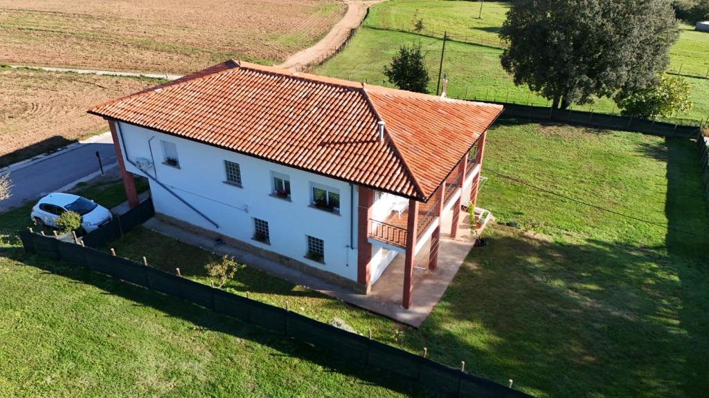 an overhead view of a white house with an orange roof at Habitacion en alojamiento turistico compartido con la amfitriona, estancias compartidas baño, terraza, cocina in Vilanova de Sau