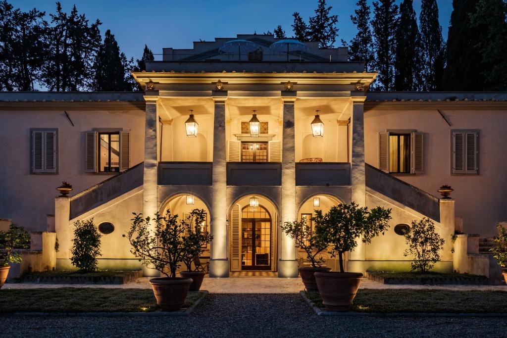 a large house at night with its lights on at Fattoria di Vegi in Castellina in Chianti