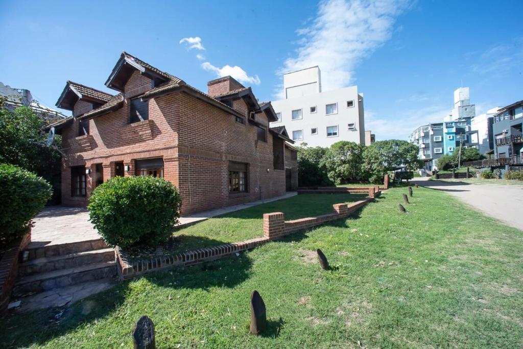 an old brick building in a city with a yard at casa dúplex a 50 metros del mar in Ostende