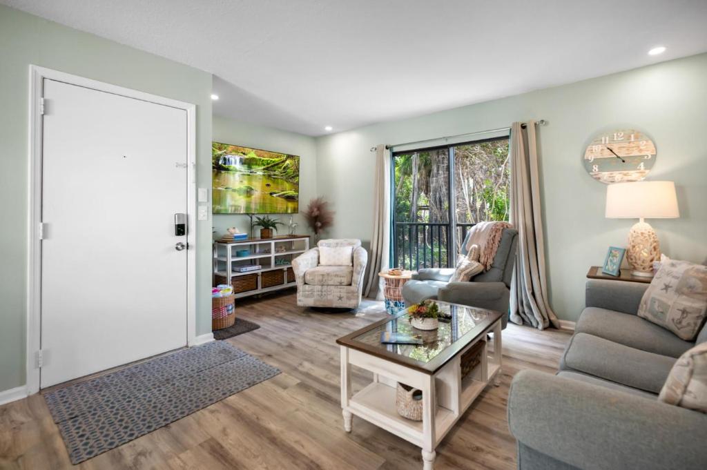 Χώρος καθιστικού στο Sunburst Haven – Dock, Pool & Gulf Sands