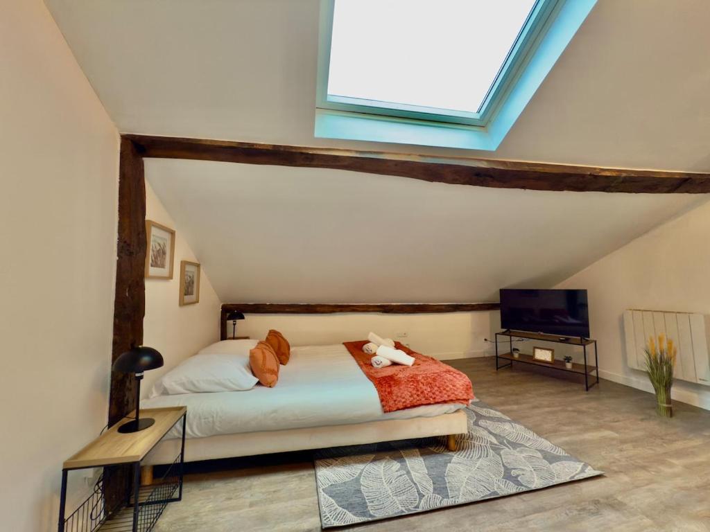 una camera con un letto, una finestra e una TV di Studio 12 charmant Av Garibaldi - DABNB a Limoges