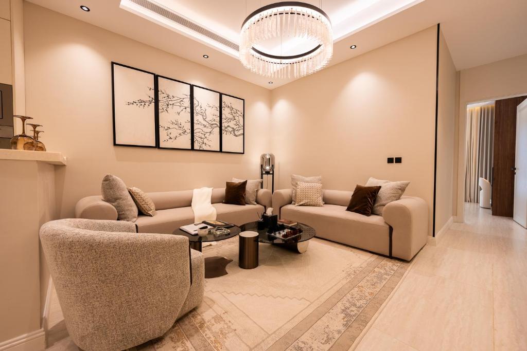 QuaiにあるRozn Place Apartmentsのソファ2つとテーブルのあるリビングルーム