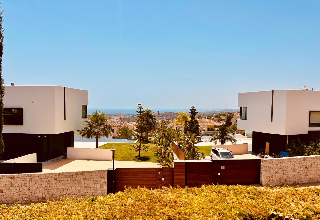 - une vue sur une maison depuis la rue dans l'établissement Cosy & Moderne appartement vue mer, à Finestrat