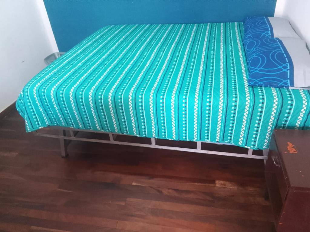 Una cama o camas en una habitación de Constitucional