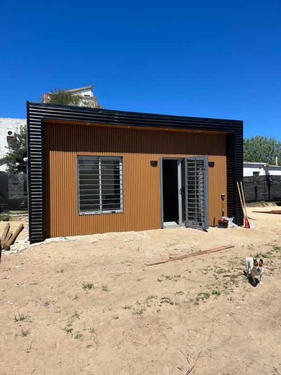 er wordt een huis gebouwd in het vuil bij Porfiado in La Paloma