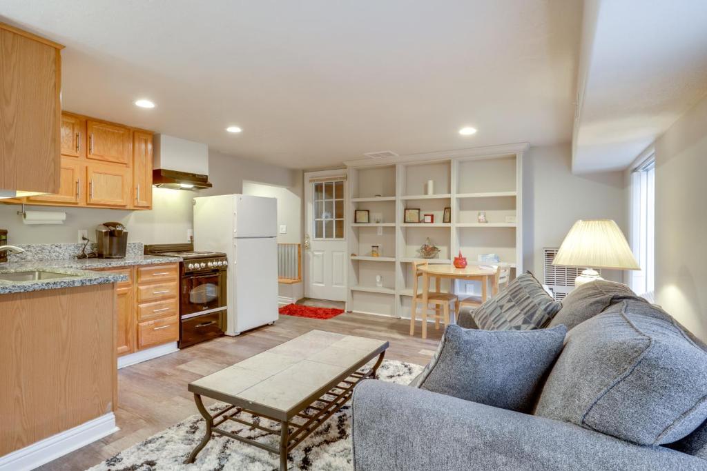 Η κουζίνα ή μικρή κουζίνα στο Work and Play! Apt 3 Mi to Dtwn and Salem Hospital