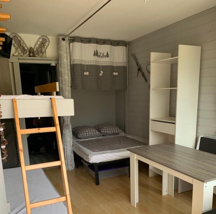een kamer met een bed, een bureau en een tafel bij Avec balcon, au pied des pistes et randos in Villard-de-Lans