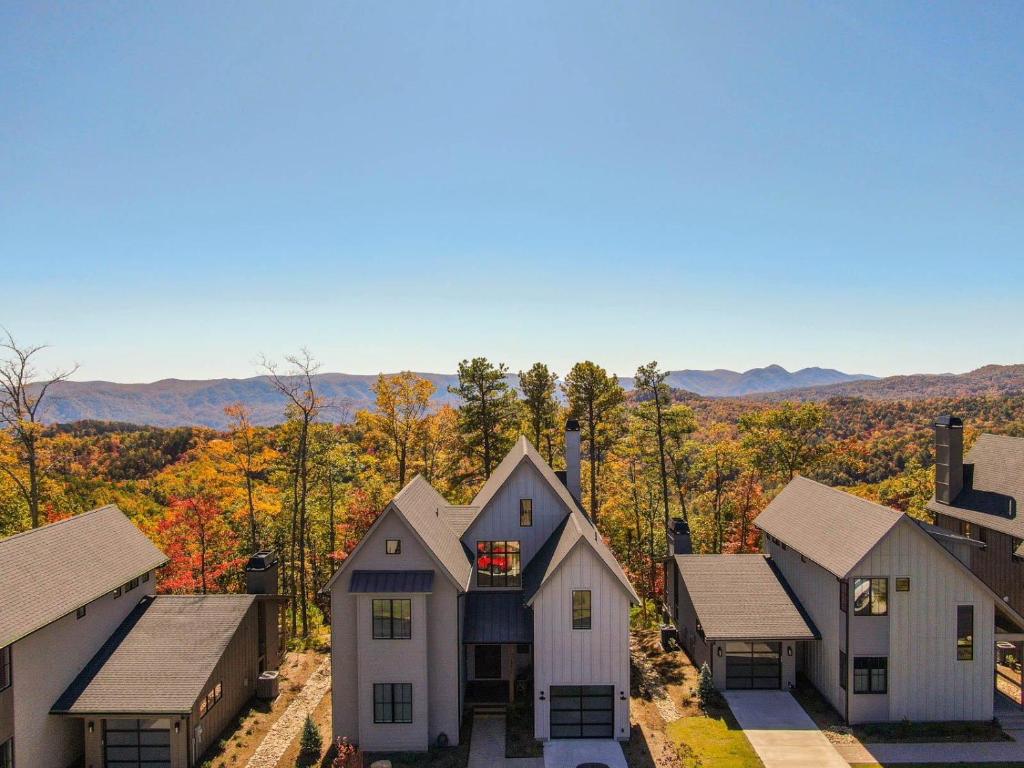 Una vista aérea de una casa con montañas al fondo. en Blue Meadows at Blue Ridge Mountain Club, en Stony Fork