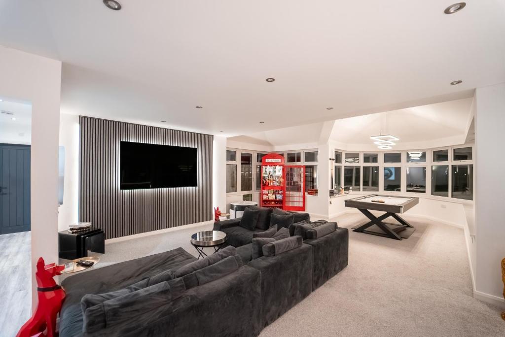 TV a/nebo společenská místnost v ubytování Luxury Home Sleeps 6, Hot Tub, Free Parking