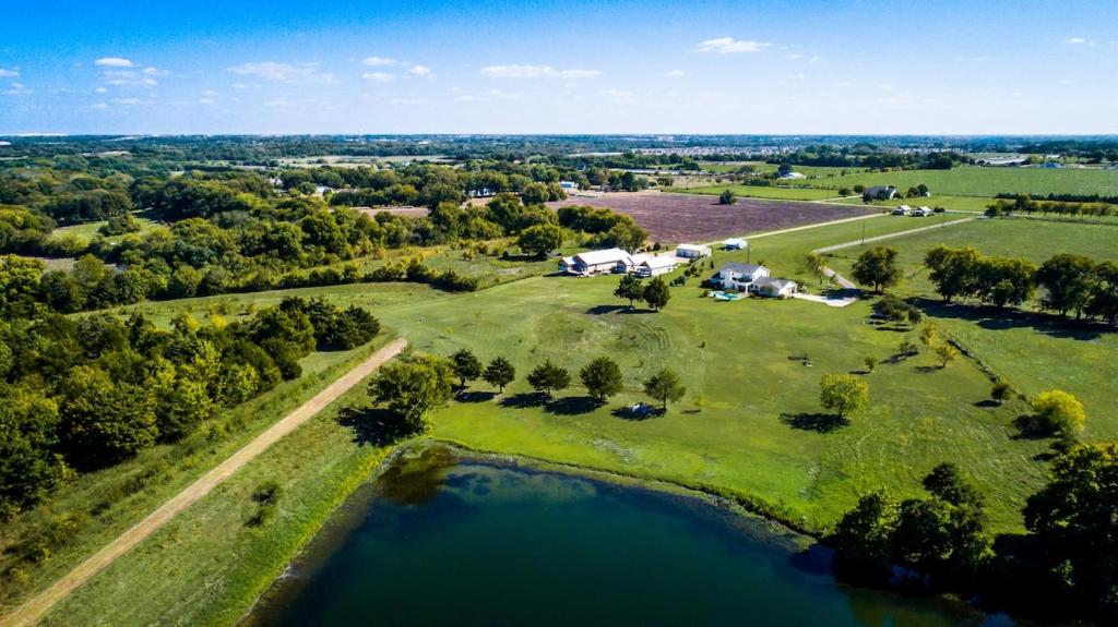 une vue aérienne d'un grand domaine avec un lac dans l'établissement Cottage 1 on Ranch with Fishing & Camping, à McKinney