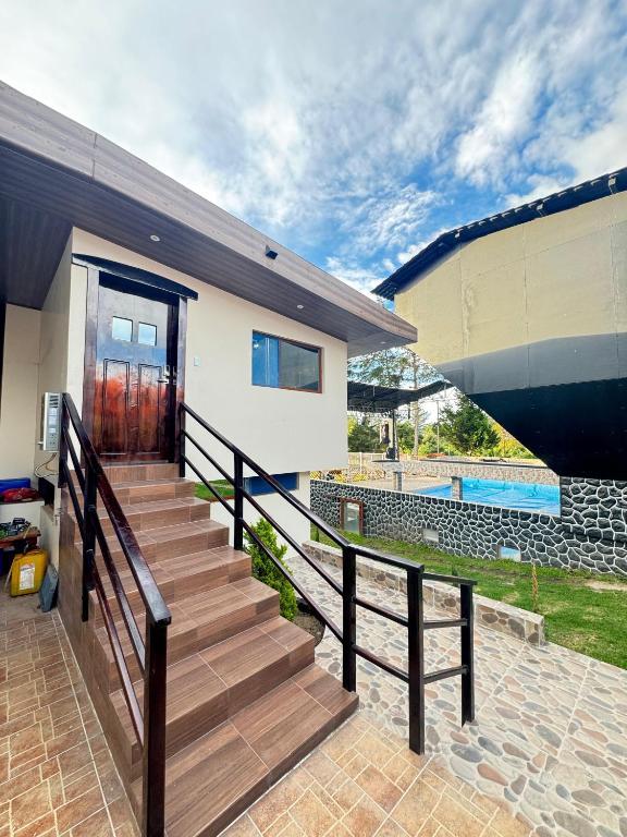 ein Haus mit einer Treppe, die zu einem Pool führt in der Unterkunft CASACAMPO Inn in Ibarra