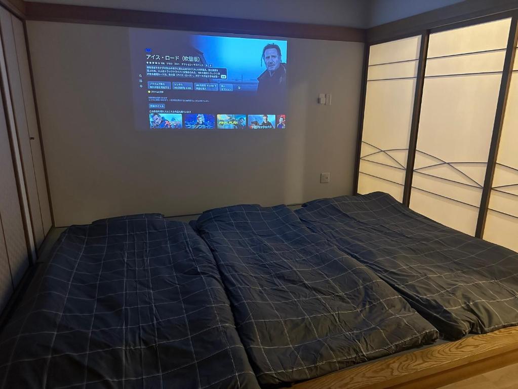 Un pat sau paturi într-o cameră la 元気堂ビル - 新幹線高崎駅徒歩6分 - 和室洋室完備 - Wifiﾌﾟﾛｼﾞｪｸﾀｰ有 - 最大10名