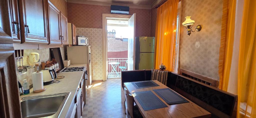 فضای داخلی Vintage two-bedroom apartment with balconies در تفلیس - تصویر ۳
