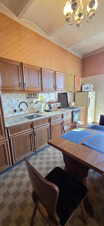 امکانات Vintage two-bedroom apartment with balconies - تصویر ۴