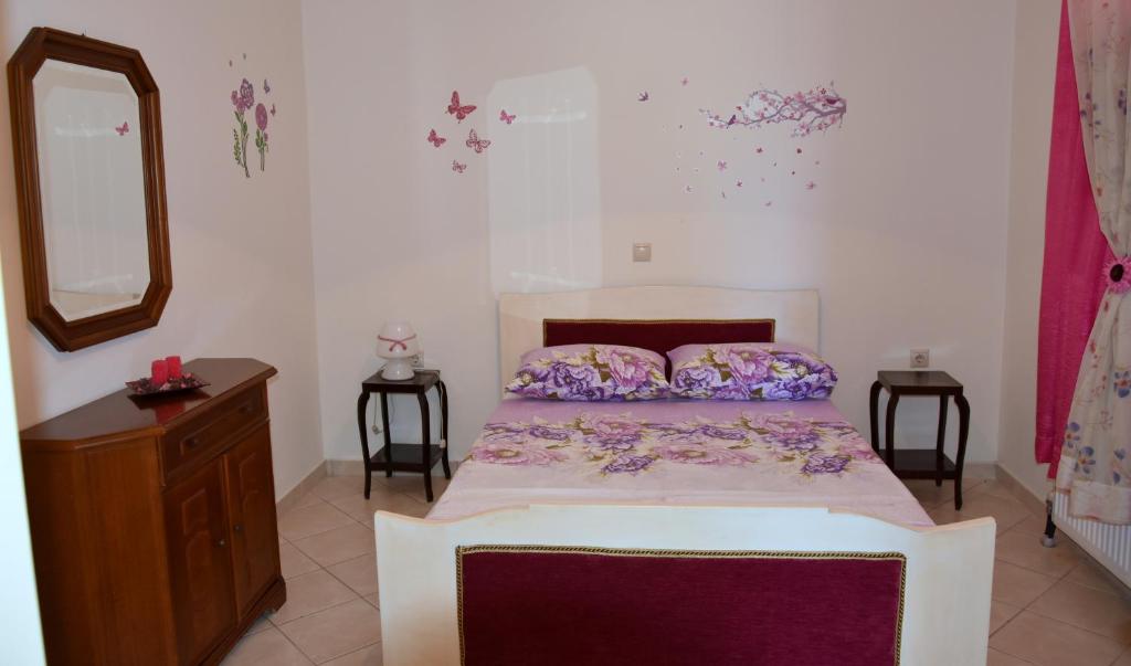 a bedroom with a bed and a dresser and a mirror at Studio A in Kanálion