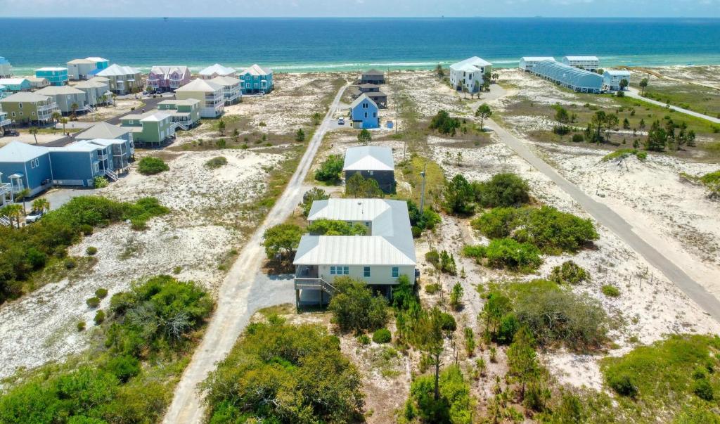 eine Luftaufnahme einer Häuserreihe am Strand in der Unterkunft Whitesands Beach House - North in Fort Morgan