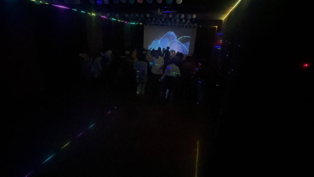 eine Gruppe von Menschen, die vor einem Bildschirm stehen in der Unterkunft Safayar holidays Ramakkalmedu in Ramakkalmedu