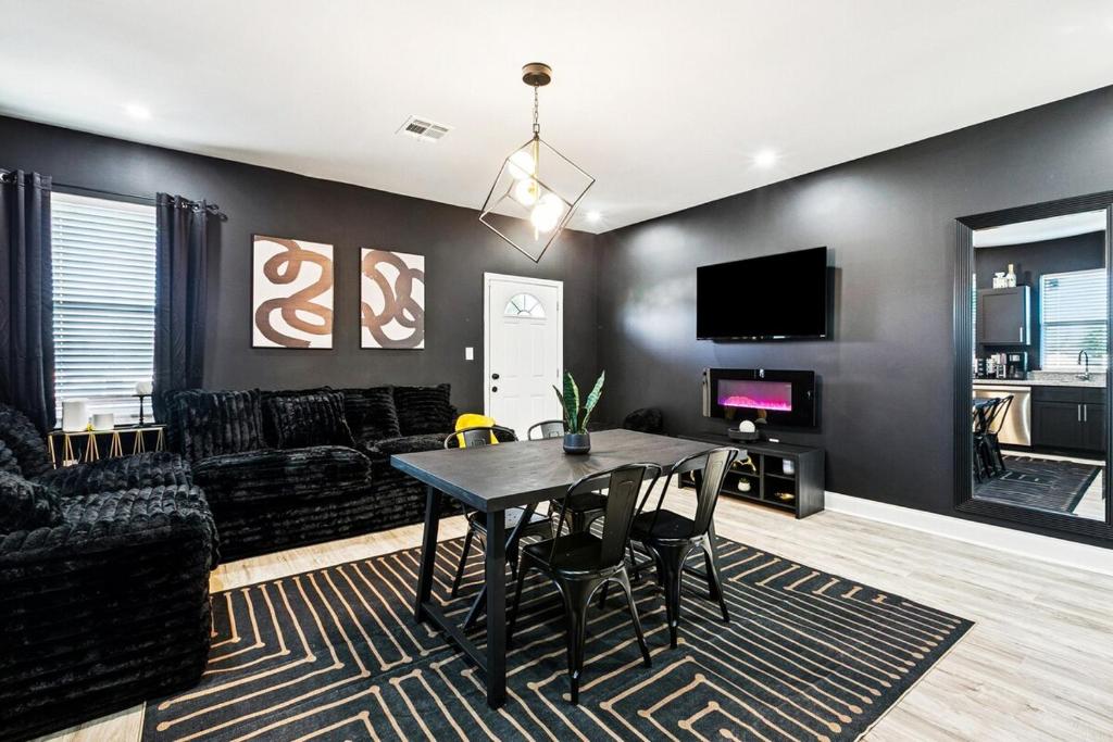 Μια τηλεόραση ή/και κέντρο ψυχαγωγίας στο Luxury 5BR Designer Stay and Stylish NOLA Getaway