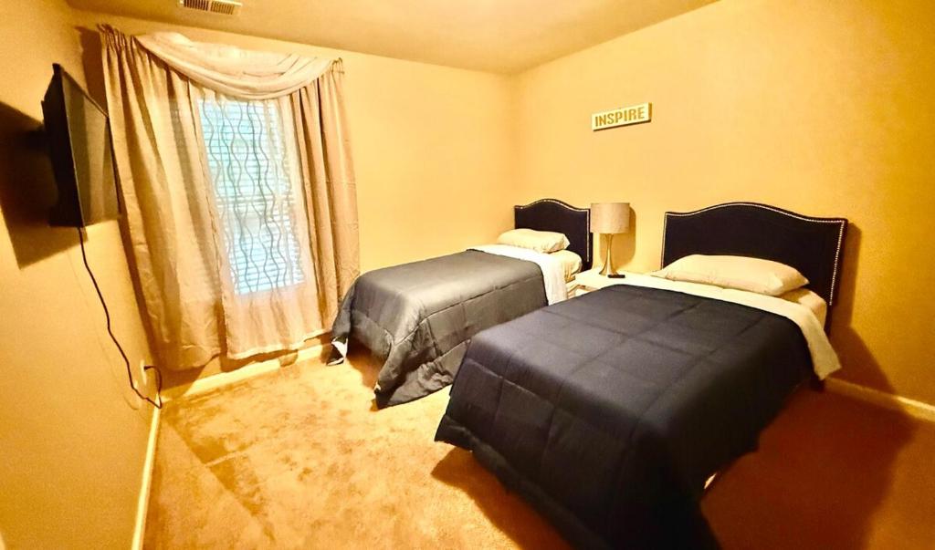 Ένα ή περισσότερα κρεβάτια σε δωμάτιο στο Your Lawrenceville home in the heart of it all