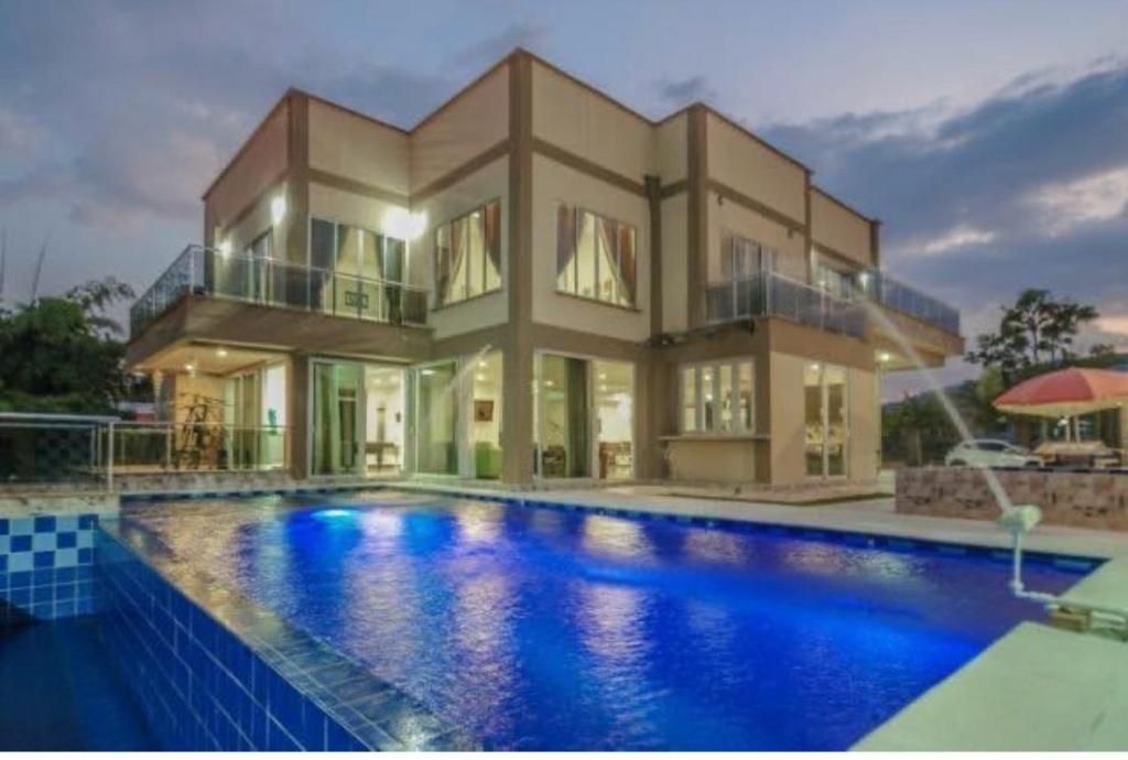 Bazén v ubytování Finca Mi Bella Colombia Santa Rosa de Cabal nebo v jeho okolí