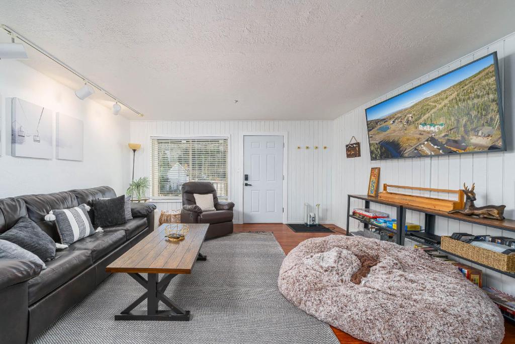 ein Wohnzimmer mit Sofa und Tisch in der Unterkunft Ski-in ski-out Condo in Brian Head in Brian Head