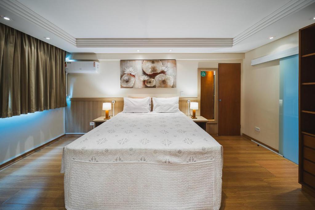 クリチバにあるHotel Golden Park Curitiba By Nacional Innの部屋にある大きな白いベッドのある寝室