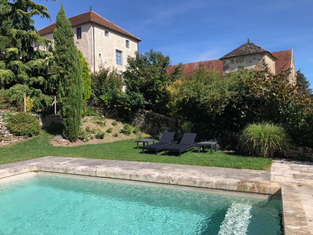 a swimming pool in the yard of a house at Armance in Mont-Saint-Jean