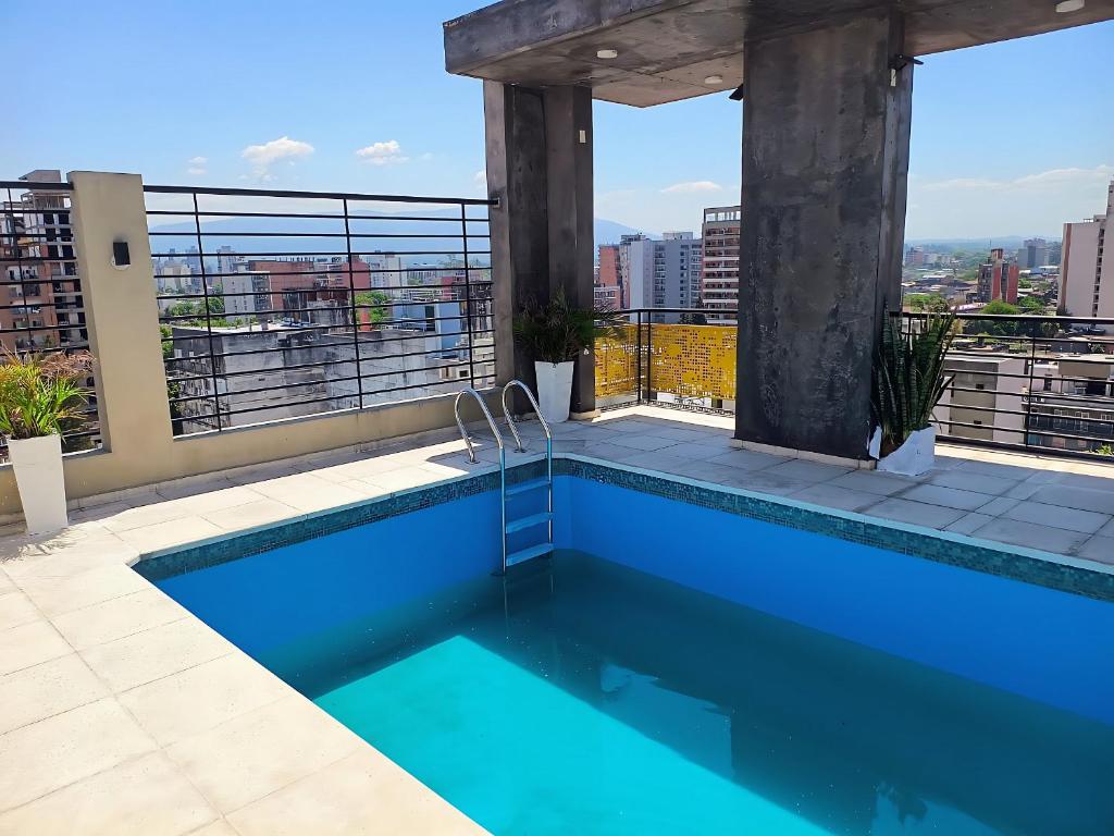 a swimming pool on the roof of a building at Moderna Suite GPT con piscina y cochera in San Miguel de Tucumán