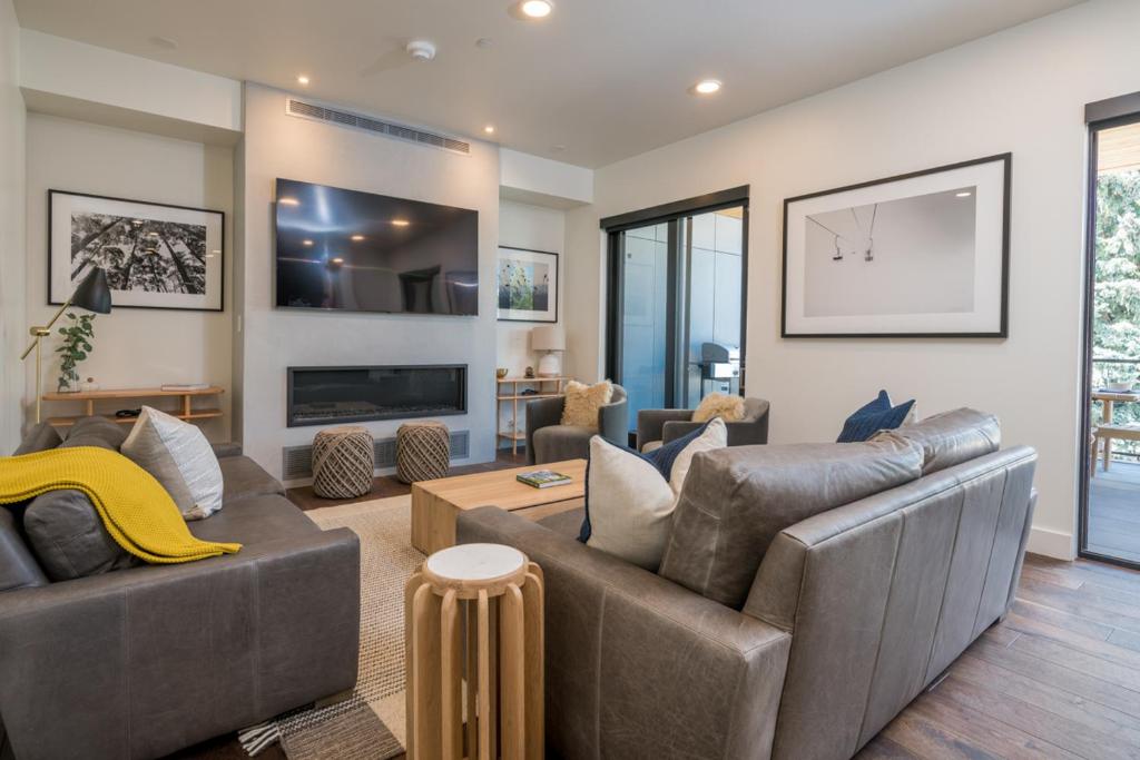 Posezení v ubytování 100 E 7th St