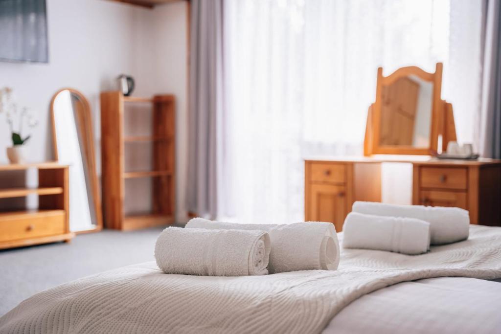 Ένα ή περισσότερα κρεβάτια σε δωμάτιο στο Noclegi Faryny