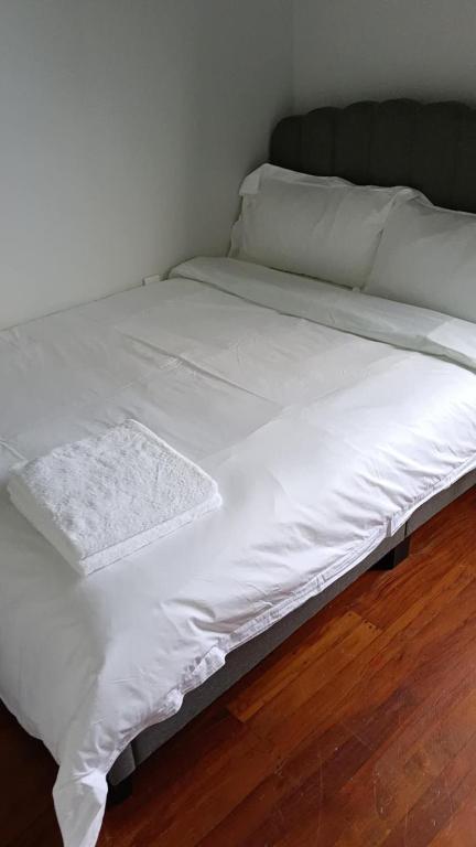 4 double 1 single and 1 Sofa Beds House, 638A Te Ngae Road - Resim 2