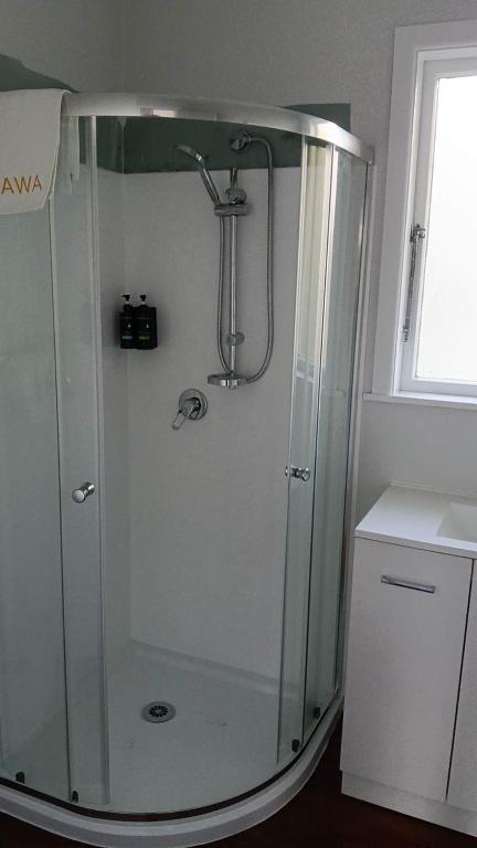 4 double 1 single and 1 Sofa Beds House, 638A Te Ngae Road - Resim 3