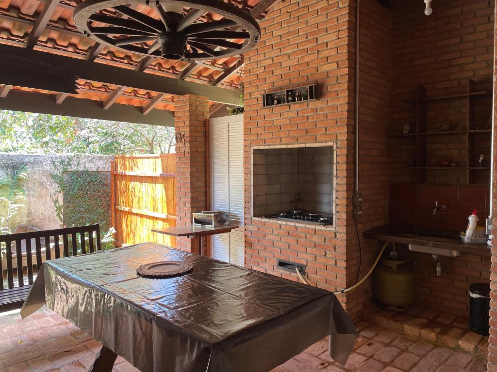 Μια τηλεόραση ή/και κέντρο ψυχαγωγίας στο Casinha bem localizada em meio a natureza